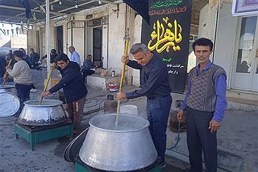 تصویر پخت یک تن و دویست کیلو حلیم نذری در شهر فال